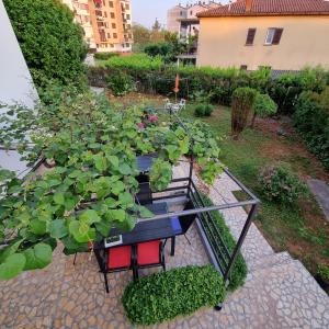 Vonkajšia záhrada v ubytovaní Apartman Dona