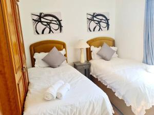 zwei Betten nebeneinander in einem Zimmer in der Unterkunft Green Apartments in Invergowrie