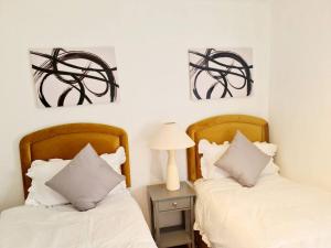 zwei Betten nebeneinander in einem Zimmer in der Unterkunft Green Apartments in Invergowrie