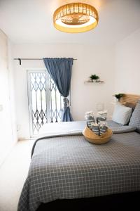 Un dormitorio con una cama con zapatos. en Casa de Almano - Torremolinos direct on beach, en Torremolinos