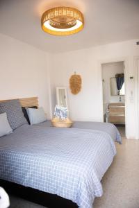 Кровать или кровати в номере Casa de Almano - Torremolinos direct on beach