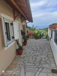kamienny chodnik przed domem z doniczkami w obiekcie Aglaia House w Korfu