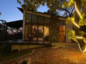 una casa con grandi finestre e luci di Cabaña Turemsa a Mazamitla