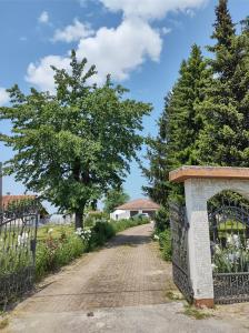 eine Auffahrt mit einem Tor und einem Baum in der Unterkunft Villa Drenje in Ključ Brdovečki
