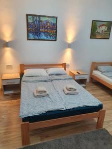 een slaapkamer met een bed met twee handdoeken erop bij STUDIO VIK in Soko Banja