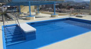 - une grande piscine bleue au-dessus d'un bâtiment dans l'établissement Marbella Beach Playa, à Marbella