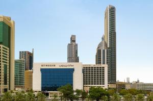 vistas a una ciudad con edificios altos en Sheraton Kuwait, a Luxury Collection Hotel, Kuwait City, en Kuwait