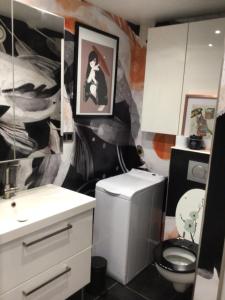 un baño con lavabo e inodoro en LE GEISHA, en La Grande-Motte 17 fotos más