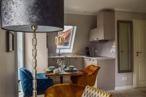 una cucina con tavolo, sedie e lampada di Land in Sicht a List Altre 27 foto