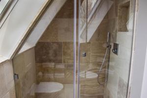 una doccia con una porta in vetro in un bagno di Land in Sicht a List