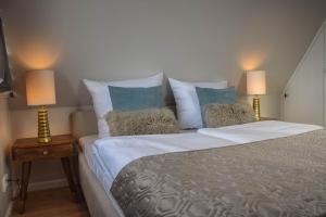 una camera da letto con un letto grande con due lampade di Land in Sicht a List