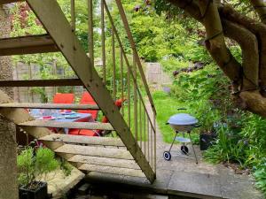 a barbecue grill sitting on the side of a patio at Key Cottage, sleeps 8 in Brimscombe
