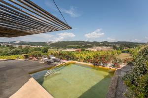 una imagen de una piscina en un patio trasero en Lemon House, en Valpedre