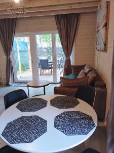 uma sala de estar com uma mesa e um sofá em SOSNOWY KLIFF em Niechorze