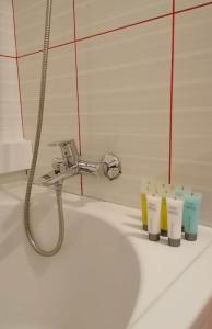 um lavatório de casa de banho com uma torneira e quatro chávenas em Luxury Apartment No. 202 (Napa Ace) em Agia Napa
