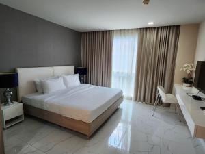 Condominium Sukhumvit Soi 5 - BTS Nana- Room Size 47m2 في Makkasan: غرفة نوم بسرير ومكتب وتلفزيون