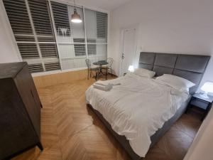 a bedroom with a large bed and a table at הברון baron in Rishon LeẔiyyon