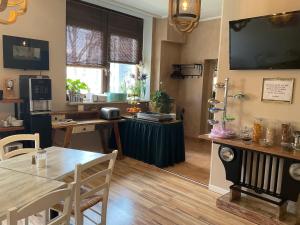 un salon avec une table et une télévision murale dans l'établissement Hotel Royal, à Villingen-Schwenningen