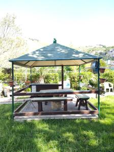 un tavolo da picnic con gazebo in erba di CERSETO 2 a Santa Domenica Talao