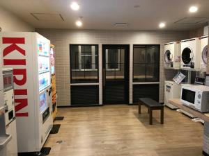 uma grande sala com electrodomésticos numa loja de electrodomésticos em Aizu Tsuruya Hotel em Aizuwakamatsu