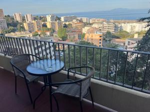 d'une table et de chaises sur un balcon avec vue. dans l'établissement Bel appart rénové avec vue mer, à Bastia