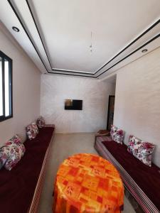 een woonkamer met 2 banken en een bed bij BOUZNIKA in Bouznika