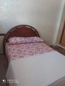 Een bed of bedden in een kamer bij BOUZNIKA