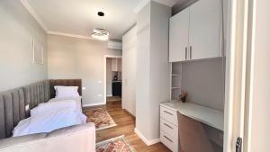 een slaapkamer met 2 bedden en een bureau bij Zeus Tirana Suite in Tirana