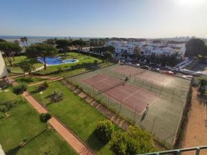 - une vue aérienne sur deux courts de tennis dans un parc dans l'établissement Apto con vistas Monteluna, à Huelva