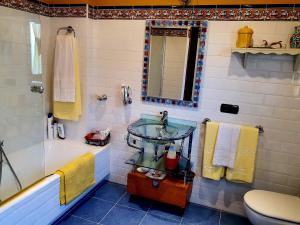 La salle de bains est pourvue d'un lavabo, d'une baignoire et de toilettes. dans l'établissement El lagar de Lolo, à Hontanares de Eresma