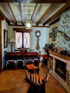 - un salon avec un canapé et une cheminée dans l'établissement El lagar de Lolo, à Hontanares de Eresma