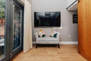 TV a/nebo společenská místnost v ubytování Henley Gardens