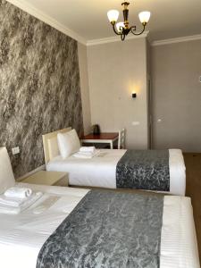 Rúm í herbergi á Hotel Sharl