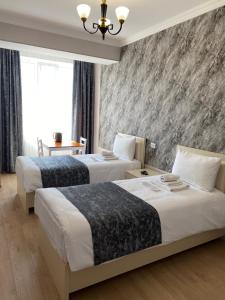 Rúm í herbergi á Hotel Sharl