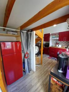 een keuken met rode kasten en een rode koelkast bij Appartement BAGNERES DE LUCHON in Luchon