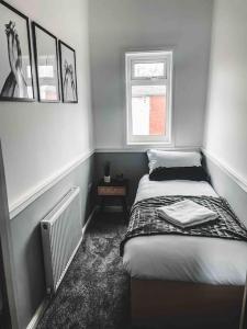 سرير أو أسرّة في غرفة في Comfortable Home In Bolton