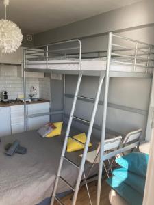 a room with two bunk beds and a kitchen at Meerblick Appartement Hochbett Küche Boxspringbett MM in Międzyzdroje