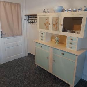 een kamer met een dressoir met een aanrecht bij Casa Julija in Rovinj