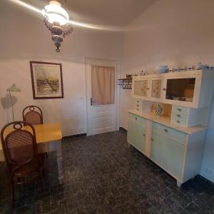 een kamer met een bureau en een tafel met een televisie bij Casa Julija in Rovinj