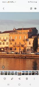 een foto van een gebouw naast een rivier bij Casa Julija in Rovinj