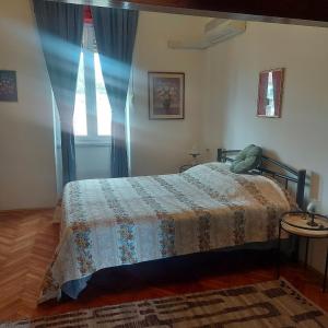 een slaapkamer met een bed en een raam bij Casa Julija in Rovinj