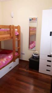 1 dormitorio con 2 literas y espejo en Náutico Ribeira, en Ribeira