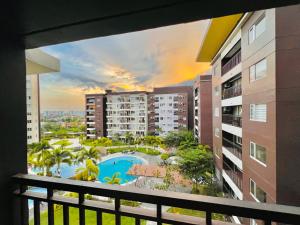 een balkon met uitzicht op een resort bij * * *H Incomparable Value in Iloilo City