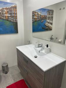 a bathroom with a sink and a mirror at Apartamento a 10 minutos de la Calle Laurel in Logroño