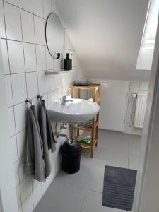 Moderne Wohnung in Bielefeld/Ummeln tesisinde bir banyo