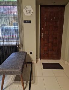 een kamer met een deur en een stoel en een deur bij Apartament Central Traian Moșoiu , Parcare proprie in Cluj-Napoca