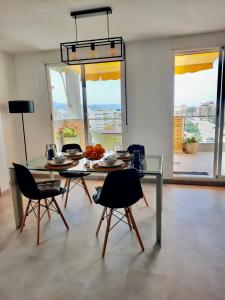 Χώρος καθιστικού στο Apartamento a 100 metros de la playa con grande terraza y vistas al mar