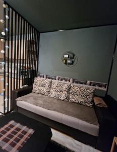 um pequeno quarto com uma cama com aigunigunigun em Apartament Central Traian Moșoiu , Parcare proprie em Cluj-Napoca