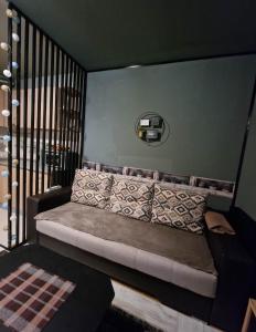 a small room with a bed with aigunigunigun at Apartament Central Traian Moșoiu , Parcare proprie in Cluj-Napoca