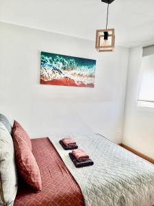 ダイムスにあるAPARTAMENTO A 30 METROS DEL MAR !!! GUARDAMAR DE La SAFORのベッドルームにタオル2枚が付いたベッド1台